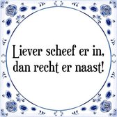 Tegeltje met Spreuk (Tegeltjeswijsheid): Liever scheef er in, dan recht er naast! + Kado verpakking & Plakhanger