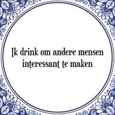 Tegeltje met Spreuk (Tegeltjeswijsheid): Ik drink om andere mensen interessant te maken + Kado verpakking & Plakhanger