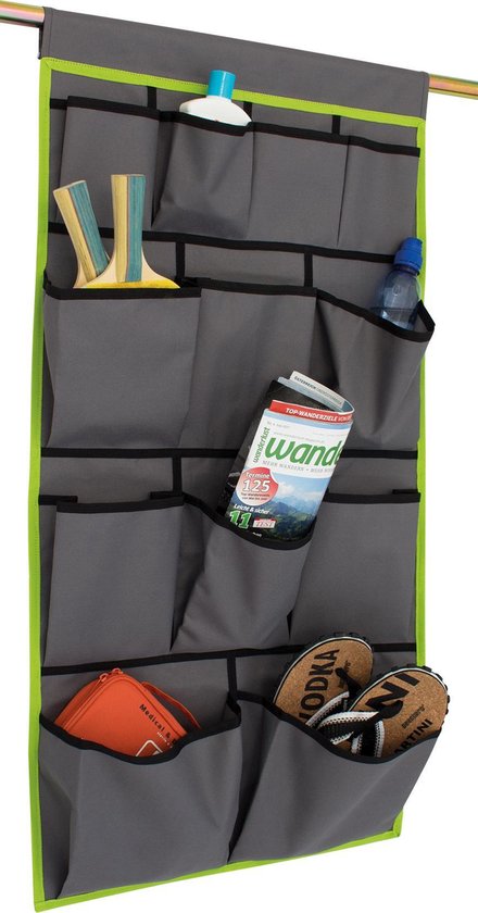 Grijze tentorganizer met limoengroene rand, vol met spullen zoals een blikje, schoenen en een waterfles.