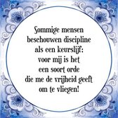 Tegeltje met Spreuk (Tegeltjeswijsheid): Sommige mensen beschouwen discipline als een keurslijf; voor mij is het een soort orde die me de vrijheid geeft om te vliegen! + Kado verpa