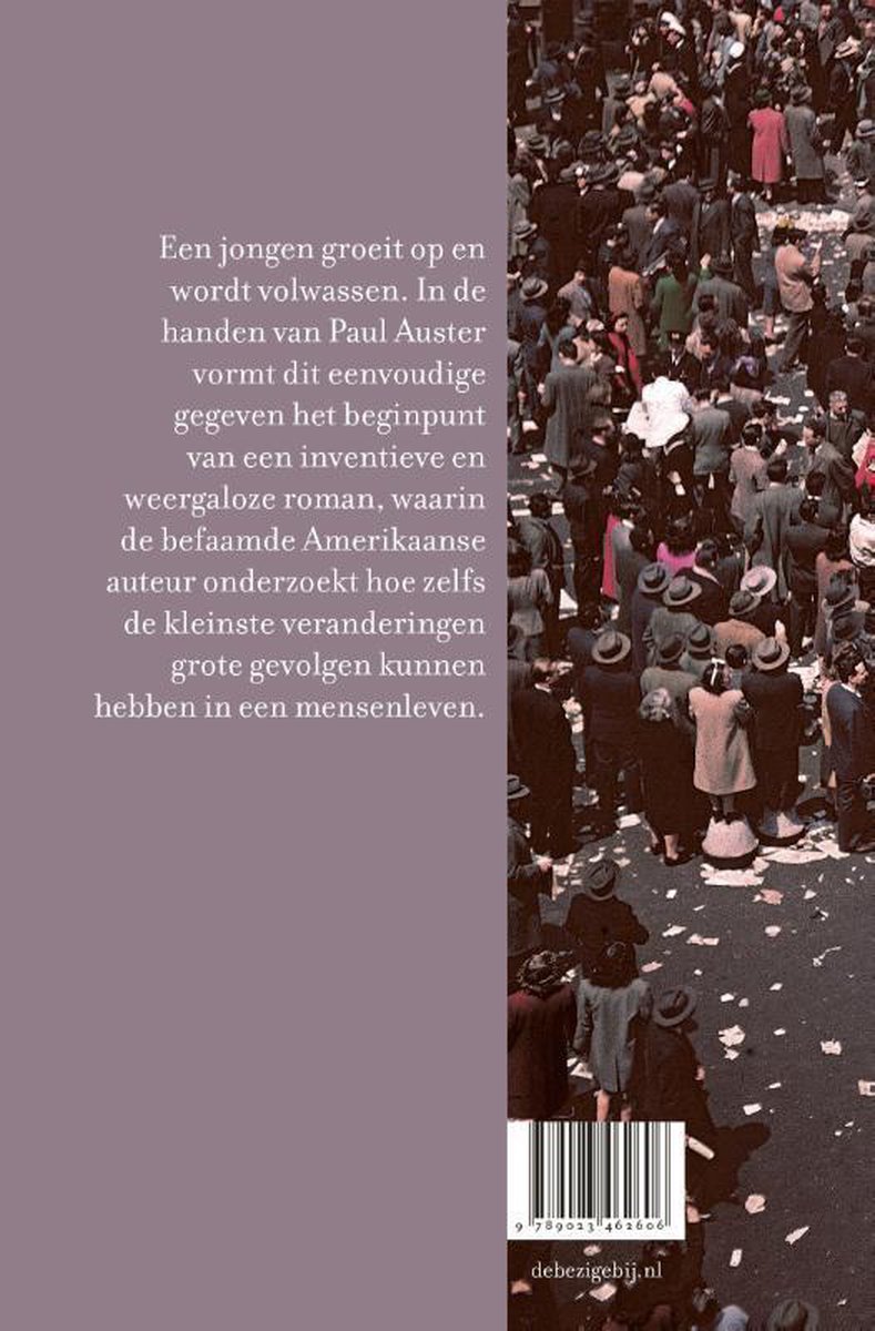 Een groep mensen met hoeden, middenin vallend confettii. Tekst over Paul Auster's 4321.