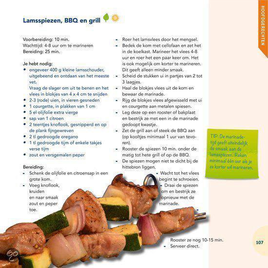 Lamsspiesjes met stukjes vlees, ui en courgette, gegrild.