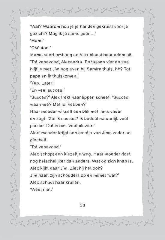 Illustratie van een verhaal met tekst. Een meisje en een jongen krijgen een kus van hun ouders.