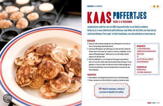 Kaas poffertjes in een schaal, naast een poffertjespan. Met recept.
