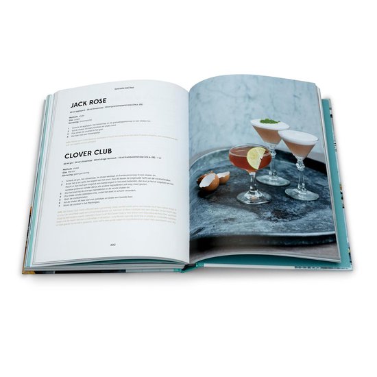 Boekpagina met tekst 'Jack Rose' en 'Clover Club' en een foto van drie cocktails.