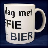 Witte koffiemok met tekst - Start de dag met koffie eindig met bier