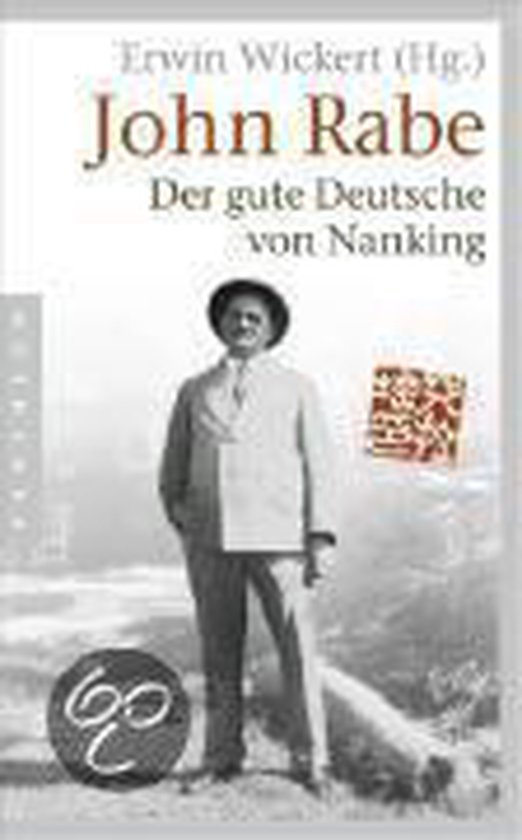 Boek 'John Rabe. Der gute Deutsche von Nanking' met een portret van John Rabe in pak en hoed.
