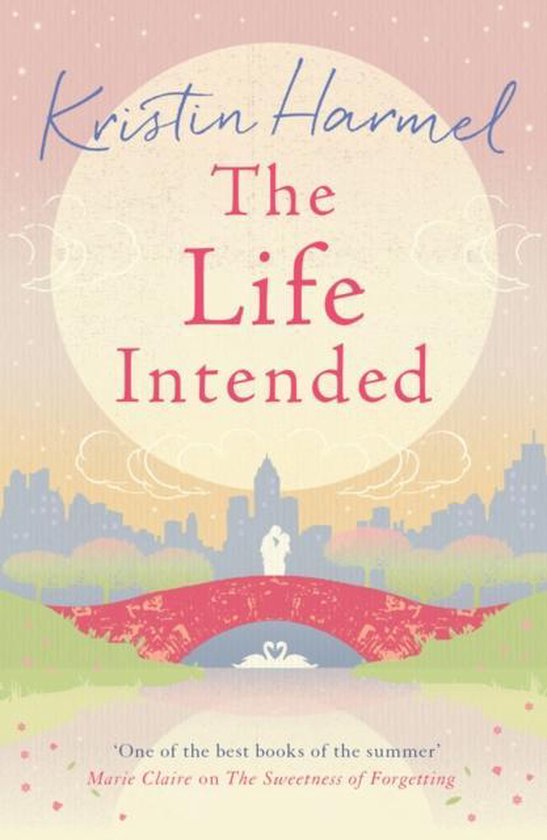Couverture du livre 'The Life Intended' de Kristin Harmel, avec un coucher de soleil à New York et la silhouette d'un couple sur un pont.