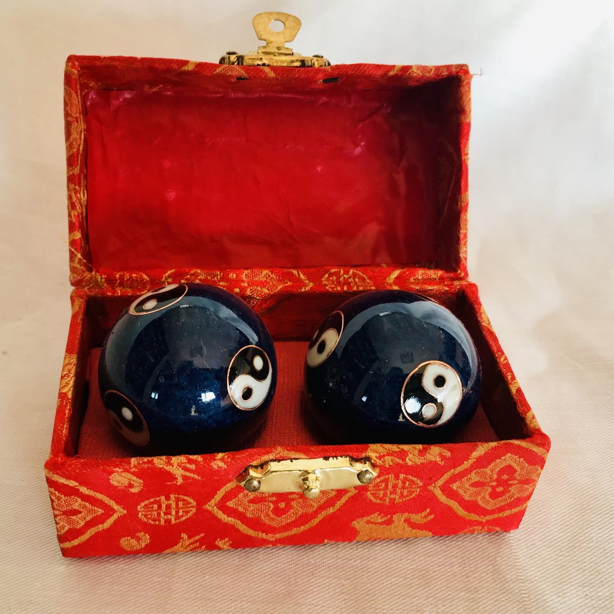 Goedkoopste Meridiaankogels met blauw Yin Yang motief 3.5cm van cloisonne (een techniek van emailleren
