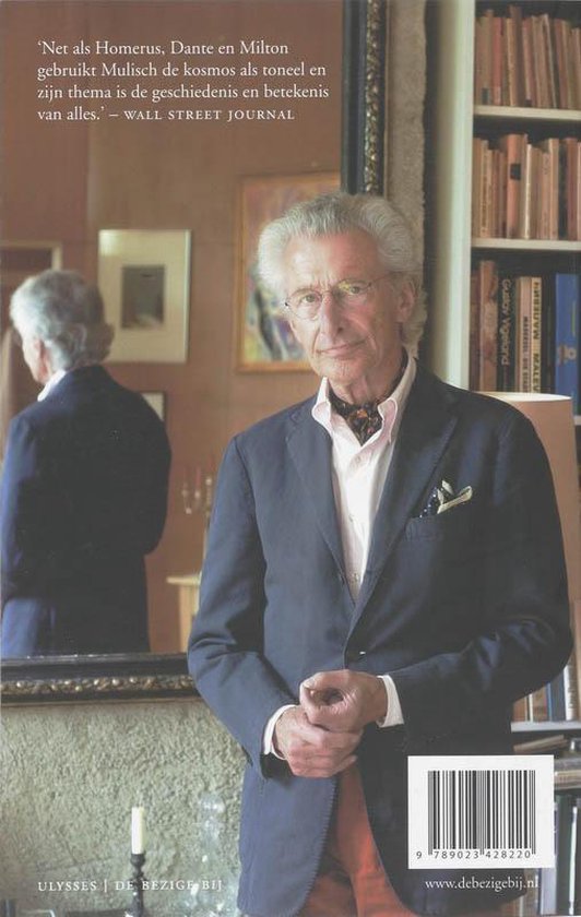 Harry Mulisch staat voor een spiegel in een kamer gevuld met boeken. Hij draagt een donkerblauw colbert, oranje broek en een gestippeld sjaaltje.