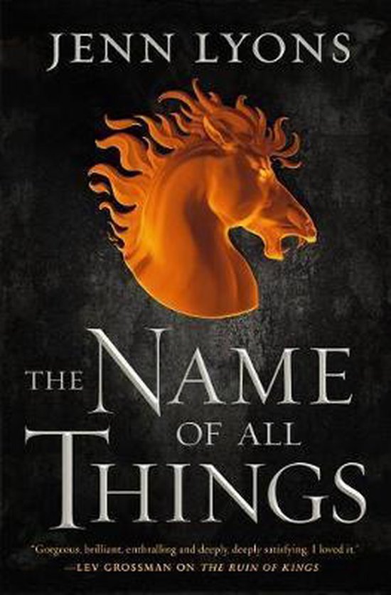 Boekomslag van "The Name of All Things" met een vurige oranje paardenkop op een donkere achtergrond. De titel en "Jenn Lyons" staan in witte letters.