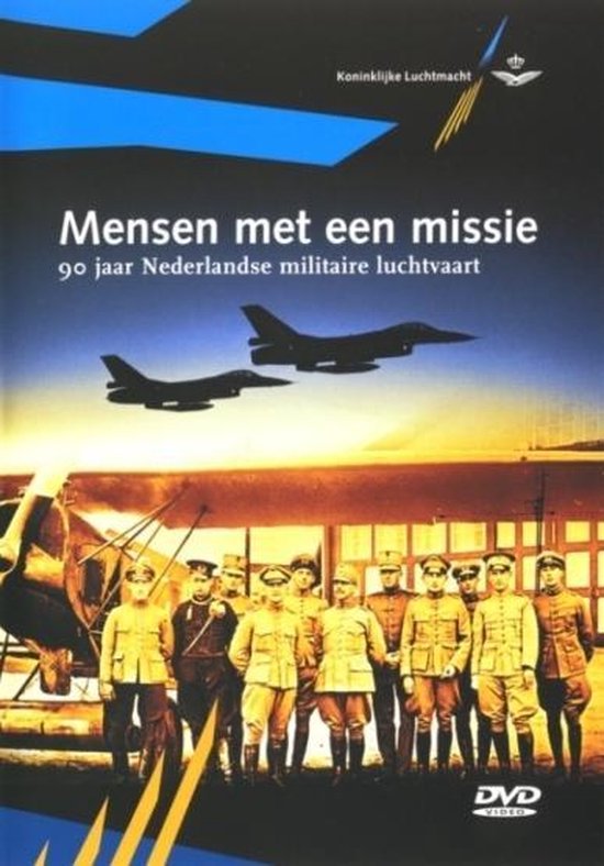 DVD-hoes met de titel 'Mensen met een missie: 90 jaar Nederlandse militaire luchtvaart'. Twee moderne straaljagers boven een groep militairen uit de beginjaren van de luchtvaart, met een oud vliegtuig.