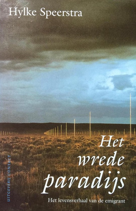 Boek 'Het wrede paradijs' van Hylke Speerstra. Titel en ondertitel 'Het levensverhaal van de emigrant' staan op een dor landschap met palen.
