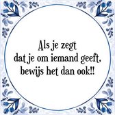 Tegeltje met Spreuk (Tegeltjeswijsheid): Als je zegt dat je om iemand geeft, bewijs het dan ook!! + Kado verpakking & Plakhanger