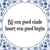 Tegeltje met Spreuk (Tegeltjeswijsheid): Bij een goed einde hoort een goed begin + Kado verpakking & Plakhanger