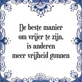 Tegeltje met Spreuk (Tegeltjeswijsheid): De beste manier om vrijer te zijn, is anderen meer vrijheid gunnen + Kado verpakking & Plakhanger