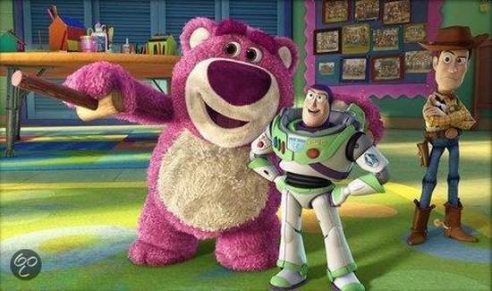 Lotso de knuffelbeer, Buzz Lightyear en Woody staan in een kamer.