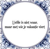 Tegeltje met Spreuk (Tegeltjeswijsheid): Liefde is niet waar, maar met wie je vakantie viert + Kado verpakking & Plakhanger