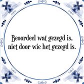 Tegeltje met Spreuk (Tegeltjeswijsheid): Beoordeel wat gezegd is, niet door wie het gezegd is. + Kado verpakking & Plakhanger