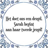 Tegeltje met Spreuk (Sarah 50 jaar): Het doet ons een deugd, Sarah begint aan haar tweede jeugd! + Kado verpakking & Plakhanger