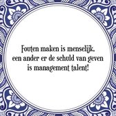 Tegeltje met Spreuk (Tegeltjeswijsheid): Fouten maken is menselijk, een ander er de schuld van geven, is management talent! + Kado verpakking & Plakhanger