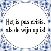 Tegeltje met Spreuk (Tegeltjeswijsheid): Het is pas crisis, als de wijn op is! + Kado verpakking & Plakhanger