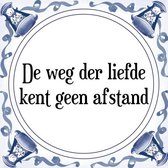 Tegeltje met Spreuk (Tegeltjeswijsheid): De weg der liefde kent geen afstand + Kado verpakking & Plakhanger