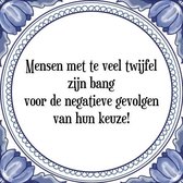 Tegeltje met Spreuk (Tegeltjeswijsheid): Mensen met te veel twijfel zijn bang voor de negatieve gevolgen van hun keuze! + Kado verpakking & Plakhanger