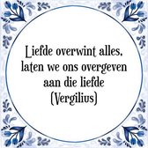 Tegeltje met Spreuk (Tegeltjeswijsheid): Liefde overwint alles, laten we ons overgeven aan die liefde (Vergilius) + Kado verpakking & Plakhanger