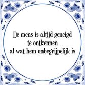 Tegeltje met Spreuk (Tegeltjeswijsheid): De mens is altijd geneigd te ontkennen al wat hem onbegrijpelijk is + Kado verpakking & Plakhanger