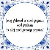 Tegeltje met Spreuk (Tegeltjeswijsheid): Jong geleerd is snel gegaan; oud gedaan is niet snel genoeg gegaan! + Kado verpakking & Plakhanger