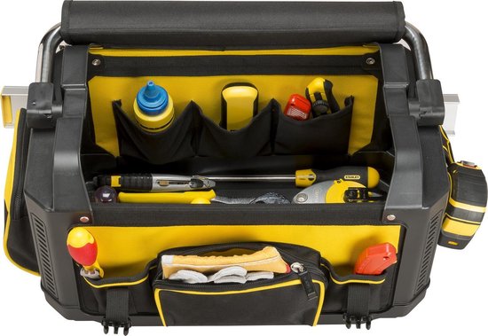 Open zwarte en gele STANLEY FatMax gereedschapstas vol met gereedschap en een flesje.