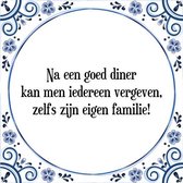 Tegeltje met Spreuk (Tegeltjeswijsheid): Na een goed diner kan men iedereen vergeven, zelfs zijn eigen familie! + Kado verpakking & Plakhanger