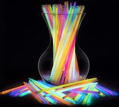 Glow In The Dark Sticks - 100 Stuks - Themafeesten - Huwelijken - Verjaardagen - Kinderfeestjes - Lichtgevende Armbanden - Kroegen & Clubs - Neon Armbanden - Diverse Kleuren - Oud&