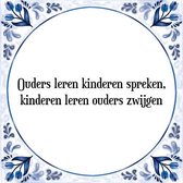 Tegeltje met Spreuk (Tegeltjeswijsheid): Ouders leren kinderen spreken, kinderen leren ouders zwijgen + Kado verpakking & Plakhanger