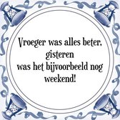 Tegeltje met Spreuk (Tegeltjeswijsheid): Vroeger was alles beter, gisteren was het bijvoorbeeld nog weekend! + Kado verpakking & Plakhanger