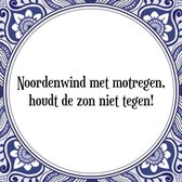 Tegeltje met Spreuk (Tegeltjeswijsheid): Noordenwind met motregen, houdt de zon niet tegen! + Kado verpakking & Plakhanger