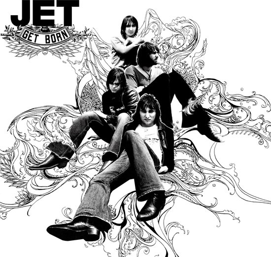Vier mannen van Jet zitten omringd door sierlijke, kronkelende lijnen. Tekst: JET GET BORN.