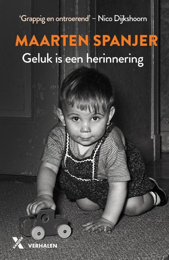 Boek 'Geluk is een herinnering' met een zwart-witfoto van een baby die kruipt met een speelgoedauto.