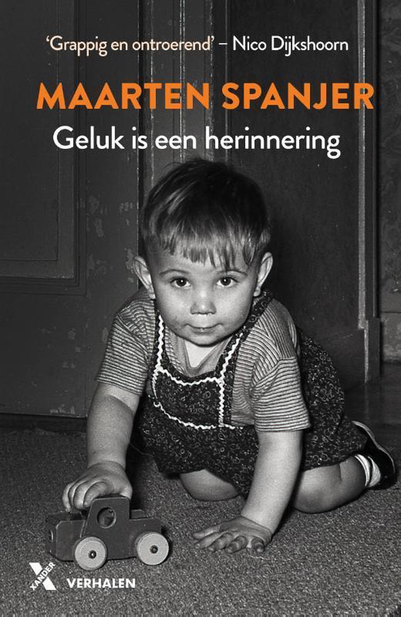 Boek 'Geluk is een herinnering' met een zwart-witfoto van een baby die kruipt met een speelgoedauto.