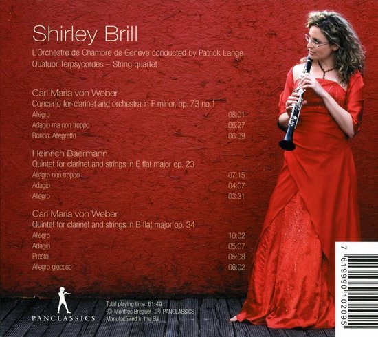 Shirley Brill draagt een rode jurk en speelt klarinet op een rood achtergrond met de tekst 'Shirley Brill'