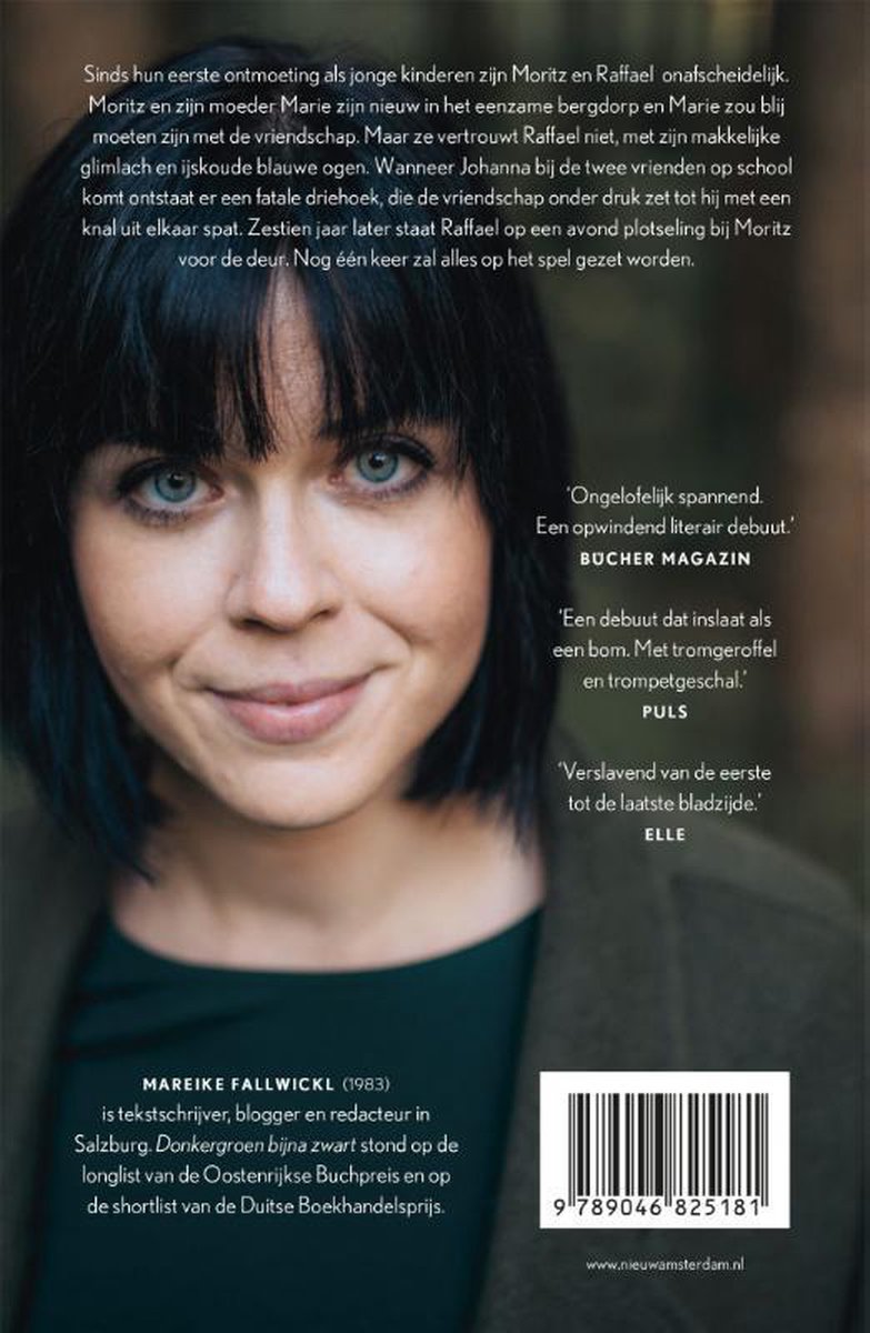 Close-up van de achterkant van het boek 'Donkergroen bijna zwart' met een foto van een vrouw en tekst.