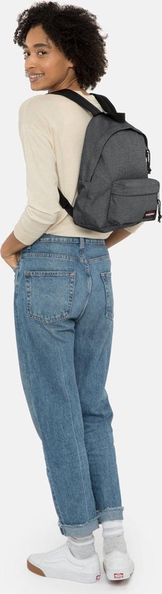 Vrouw met donkergrijze Eastpak Orbit rugzak in denimlook, gedragen.