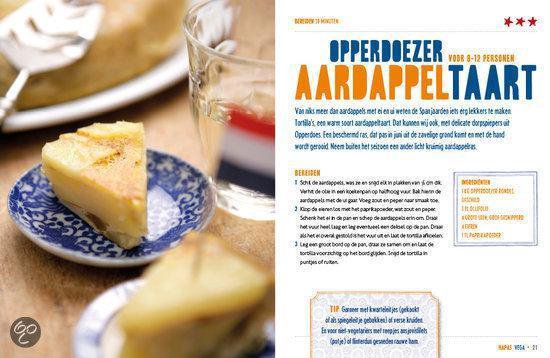 Een stuk aardappeltaart op een blauw-wit schaaltje, met een glas water en een stuk brood op de achtergrond. Met recept.