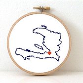 Haiti borduurpakket  - geprint telpatroon om een kaart van Haïti te borduren met een hart voor Port-au-Prince  - geschikt voor een beginner