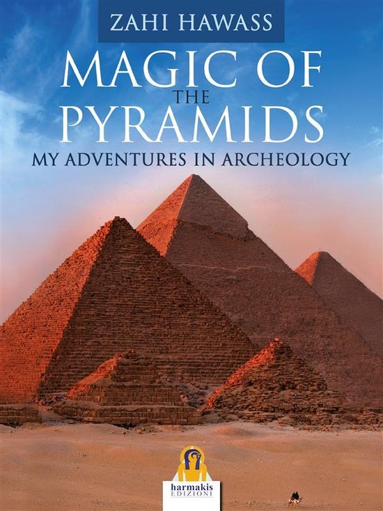 Boekcover 'Magic of the Pyramids' met de piramides van Gizeh onder een zonsondergang. Tekst: Zahi Hawass, Magic of the Pyramids, My Adventures in Archeology.