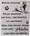 Plaque murale avec texte "Nez humide, pattes sales, un bisou, un câlin si spécial. Celui qui partage sa vie avec un Berger est le plus riche de tous.", avec image d'un chien couché et empreintes de pattes.