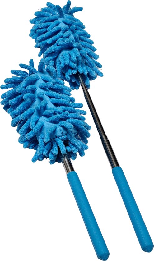 Twee blauwe microvezel stofdoeken met telescopische handvatten, ideaal voor het schoonmaken van moeilijk bereikbare plaatsen.