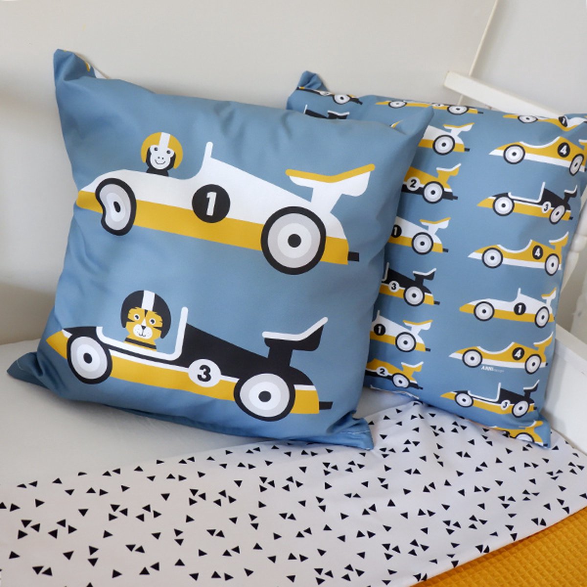 Sierkussen Raceauto jeans blauw 40x40 tweezijdig met rits inclusief vulling voor kinderkamer