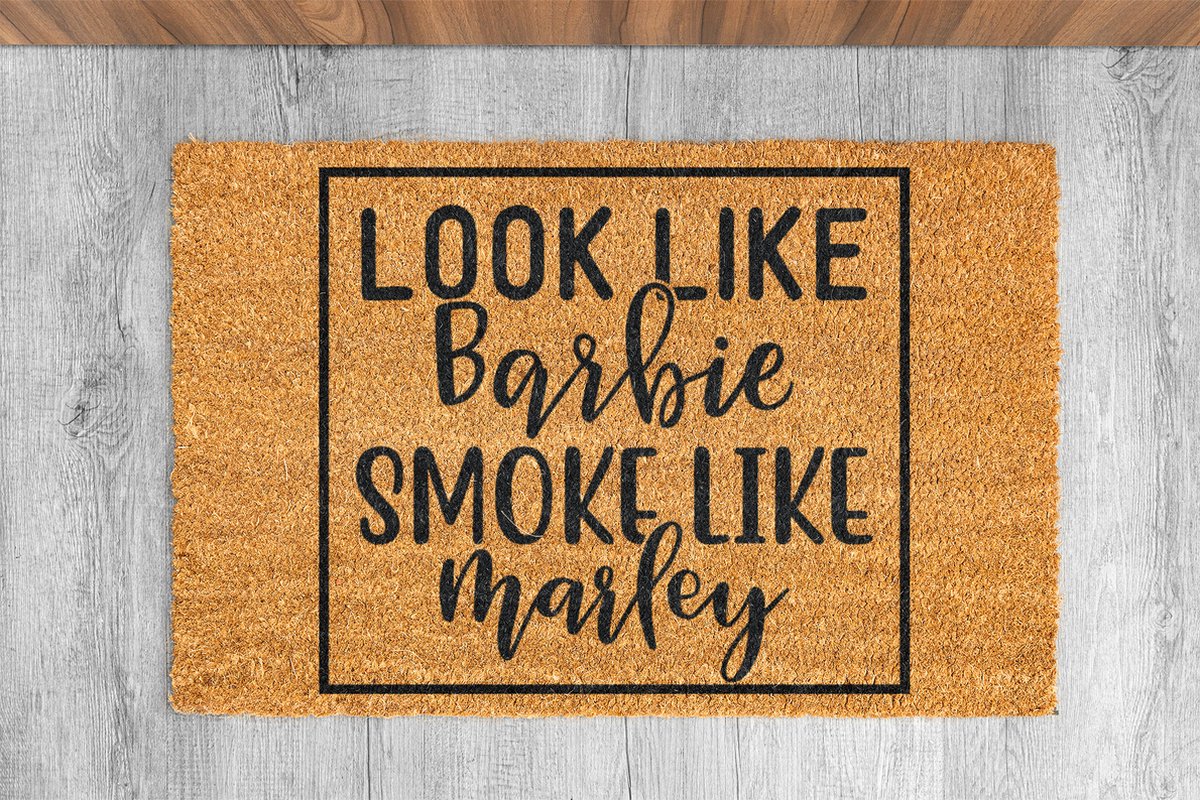 Laser Point Look Like Barbie, Smoke Like Marley | 60x40 cm | Trendy & Speels Deurmat | Grappig Cadeau | Stijlvolle Ingangsmat | Perfect voor Binnenkomst | Must-Have Home Decor | Cadeau voor vrienden bruin | zwart (gravering 60x40)